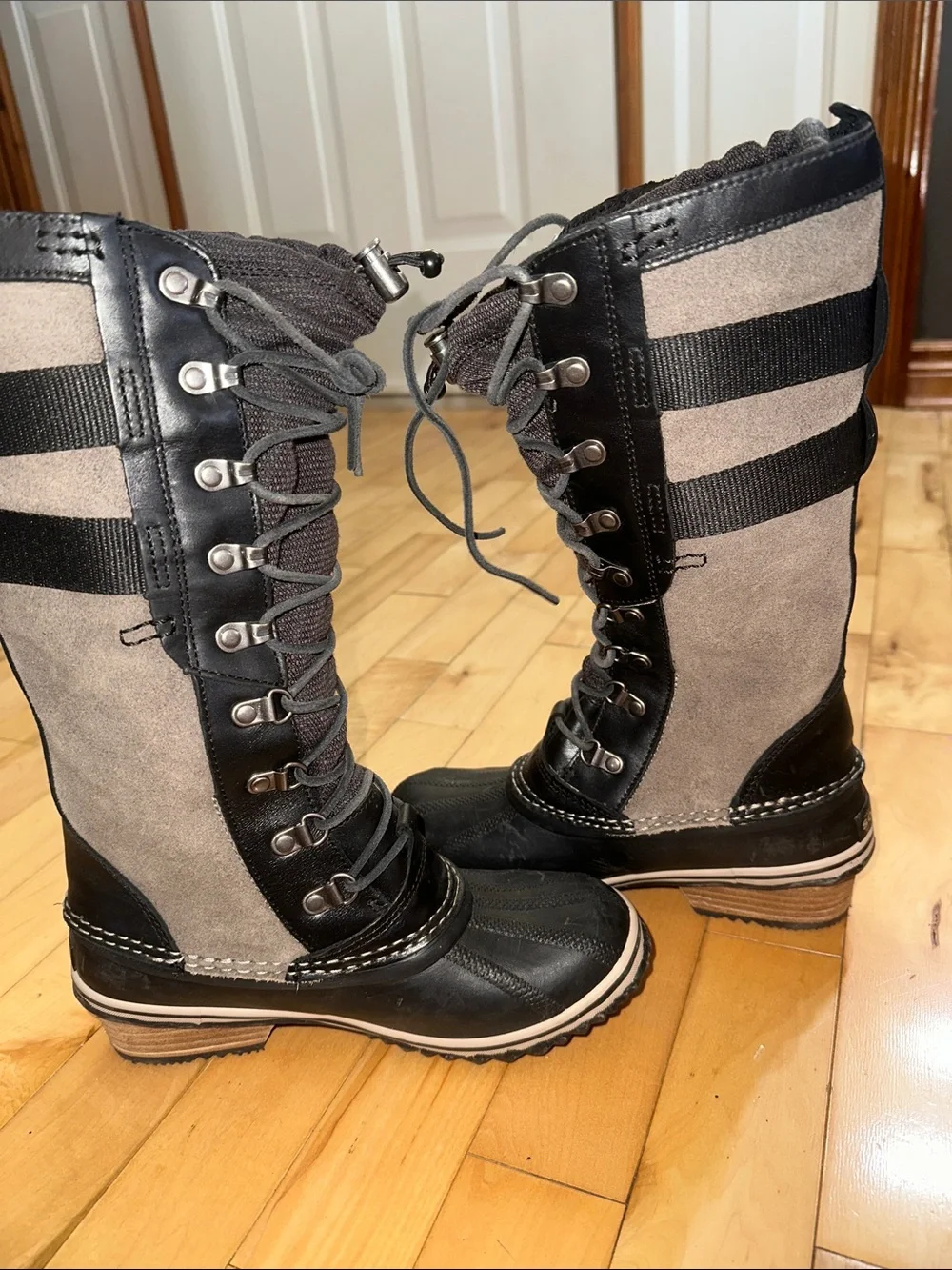 Sorel Conquesr Carly II Black and Gray Lace-Up Winter Boots - Picture 5 of 10